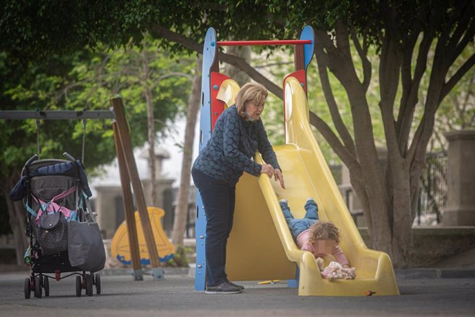 Archivo - Una abuela juega con su nieta sin mascarillas en un parque infantil de Gibraltar