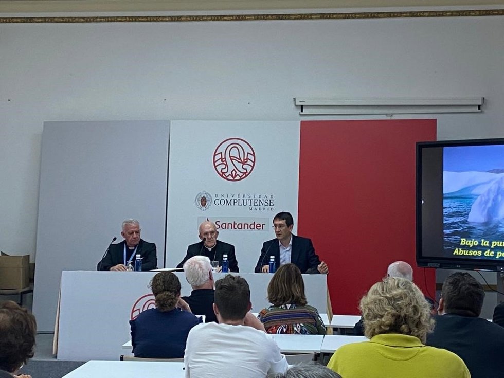 El vicepresidente de la Conferencia Episcopal Española (CEE) y cardenal arzobispo de Madrid, Carlos Osoro, durante su intervención en la clausura del curso 'La Iglesia ante un mundo en cambio', en los Cursos de Verano de la Universidad Complutense.