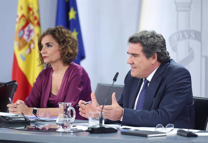 La ministra de Hacienda y Función Pública, María Jesús Montero y el ministro de Inclusión, Seguridad Social y Migraciones, José Luis Escrivá, en una rueda de prensa posterior al Consejo de Ministros, en el Palacio de La Moncloa, a 26 de julio de 2022, e