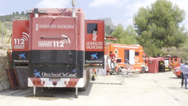 Efectivos de bomberos en el puesto de mando por el incendio forestal de Calles (Valencia)