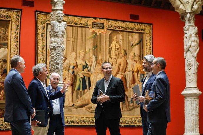 La presentación del número 76 de la Revista Economía Aragonesa, que edita Ibercaja, se presenta en el Patio de la Infanta de la entidad, en Zaragoza.