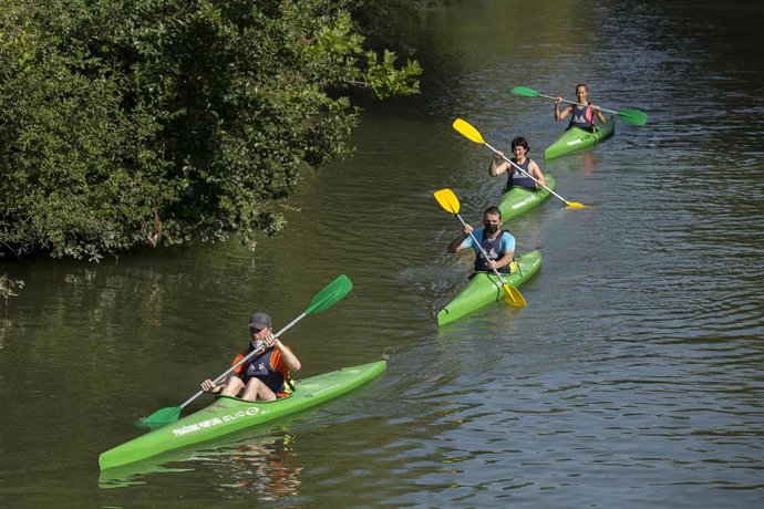 Archivo - Actividades de piragüismo y paddle surf.