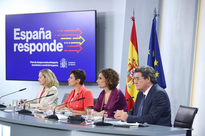 (I-D) La vicepresidenta primera y ministra de Asuntos Económicos y Transformación Digital, Nadia Calviño; la ministra Portavoz, Isabel Rodríguez; la ministra de Hacienda y Función Pública, María Jesús Montero y el ministro de Inclusión, Seguridad Social