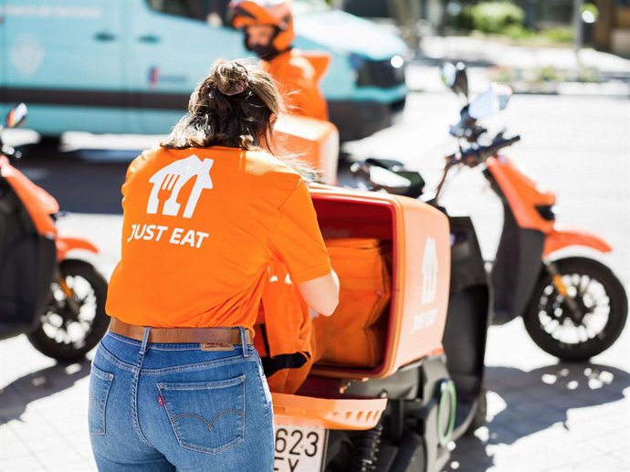 Archivo - Un repartidor de Just Eat