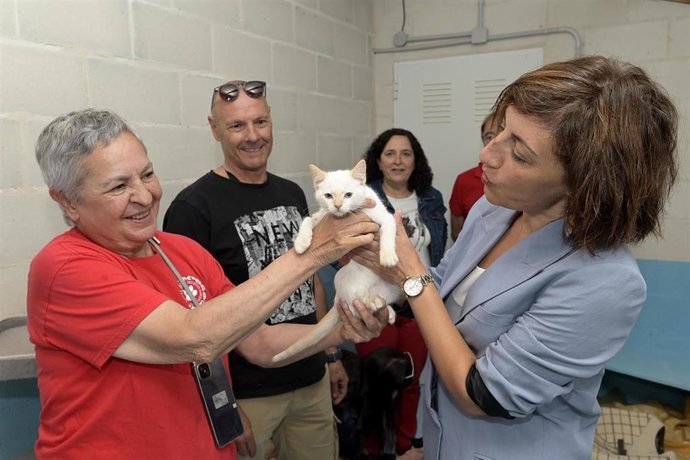 A conselleira de Medio Ambiente, Territorio e Vivenda,  Ángeles Vázquez, visita a protectora Gatocan, en Coirós (A Coruña).