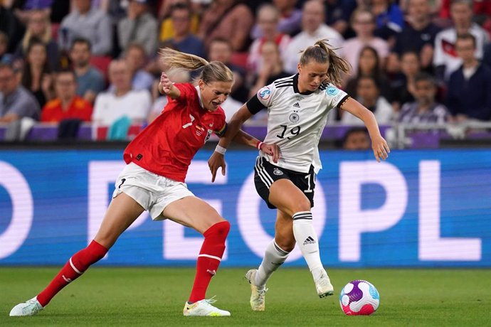 La alemana Klara Buhl intenta diblar a la austriaca Carina Wenninger, en la Eurocopa 2022.