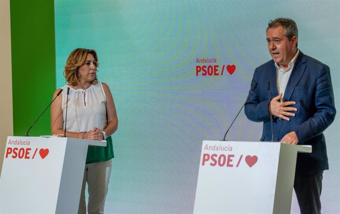 Archivo - El secretario general del PSOE-A, Juan Espadas, y la exsecretaria general, Susana Díaz, en una foto de archivo en una rueda de prensa.