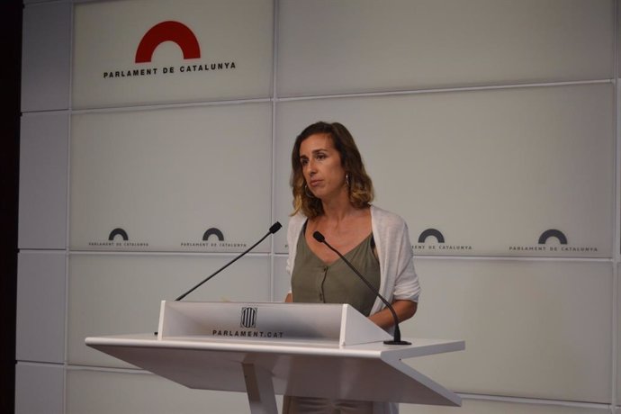 La diputada de la CUP Laia Estrada en rueda de prensa en el Parlament a 26 de julio de 2022