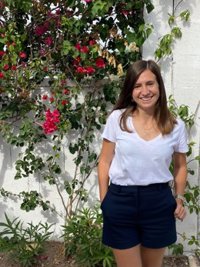 La madrileña Adriana De La Torre narra su propia experiencia vital en su obra 'Una voz sanadora del cielo'