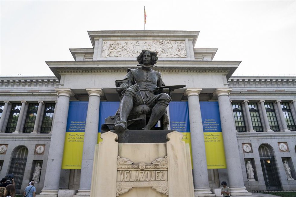 Archivo - Estatua del pintor Velázquez en la entrada del Museo del Prado en Madrid