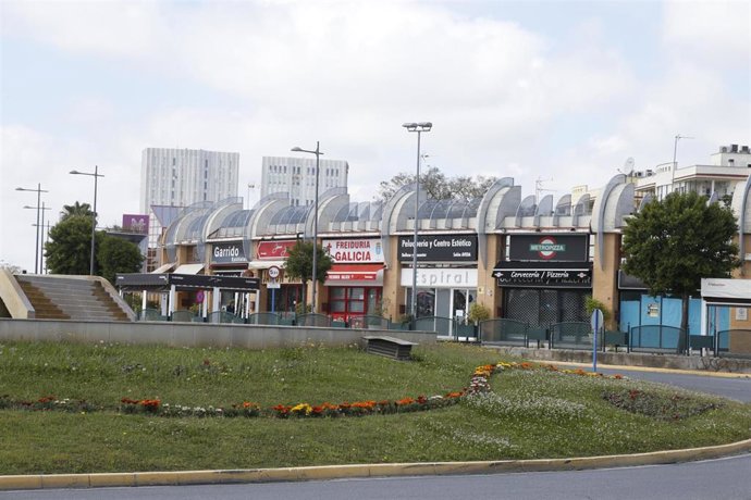 Archivo - Comercios de Mairena del Aljarafe, en foto de archivo.