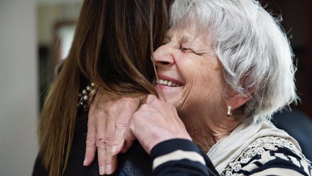 Archivo - Una abuela abraza a su nieta.