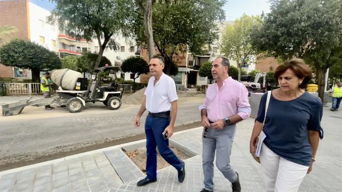 Álvarez (centro), durante su visita a las obras de remodelación de la calle Sagunto.