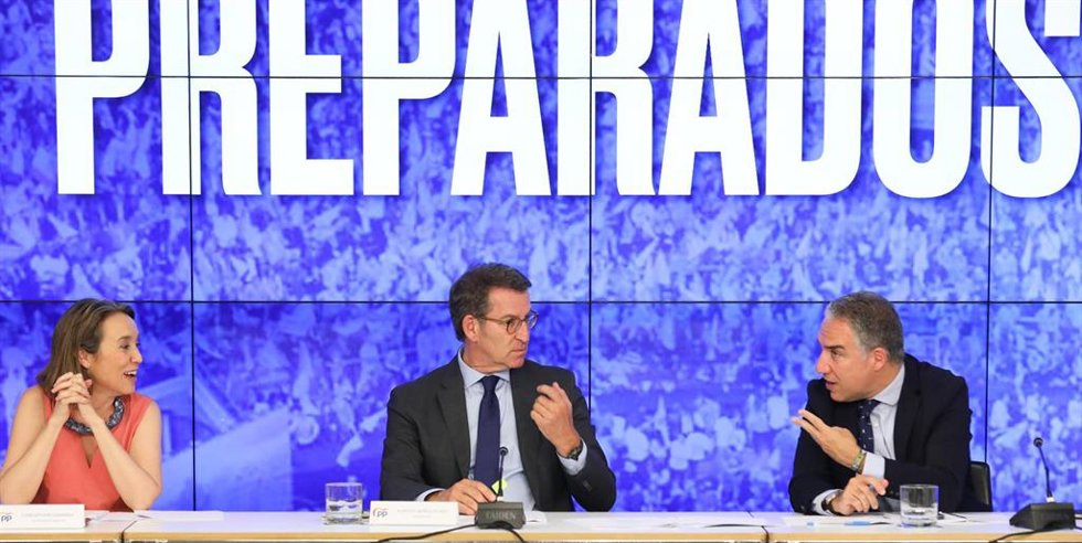 (I-D) La portavoz del PP, Cuca Gamarra; el presidente del PP, Alberto Núñez Feijóo y el coordinador General del PP, Elías Bendodo, durante la reunión del Comité Ejecutivo Nacional del Partido Popular, en la sede de Génova, a 26 de julio de 2022, en Mad