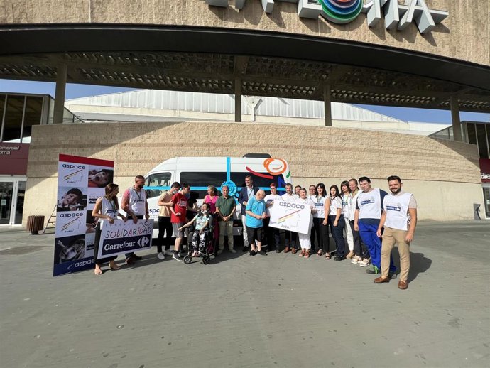 Entrega de la furgoneta donada a Aspace