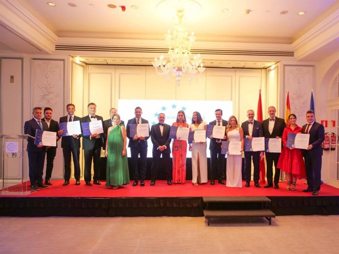 Los premiados junto a los socios de honor.