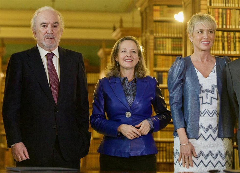 Archivo - (I-D) El director de la Real Academia Española (RAE) y presidente de la Asociación de Academias de la Lengua Española, Santiago Muñoz Machado; la vicepresidenta primera y ministra de Asuntos Económicos y Transformación Digital, Nadia Calviño; 