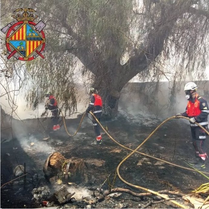 Bomberos de Palma sofocando el incendio.