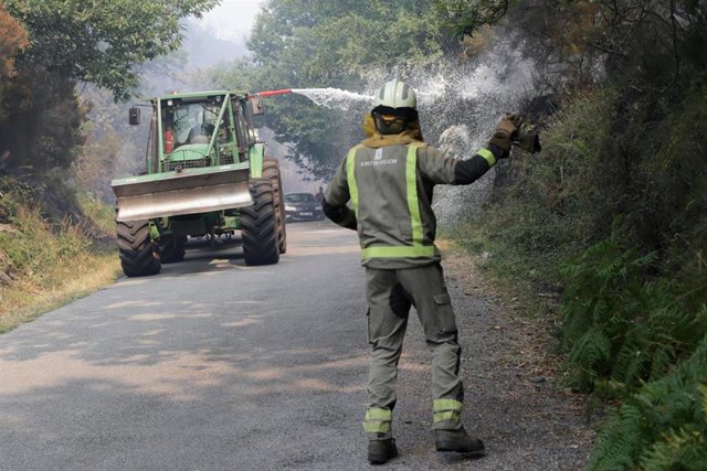 Un bombero trabaja en la extinción del fuego de Folgoso do Courel, a 20 de julio de 2022, en Folgoso do Courel, Lugo, Galicia.