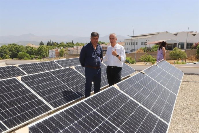 El delegado de Presidencia, Asistencia Económica con los Municipios y Mancomunidades de la Diputación de Córdoba, Rafael Llamas, y el alcalde de Lucena, Juan Pérez, visitan la instalación de 130 paneles solares en el CEIP Al-Yussana.