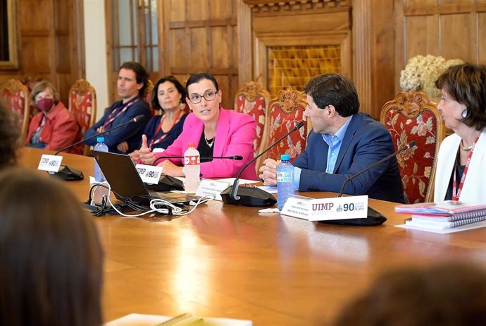 La alcaldesa de Santander, Gema Igual, inaugura en la UIMP un curso sobre María Blanchard