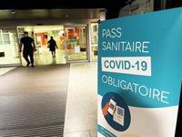 Francia pone fin al pasaporte sanitario, el confinamiento y el toque de queda