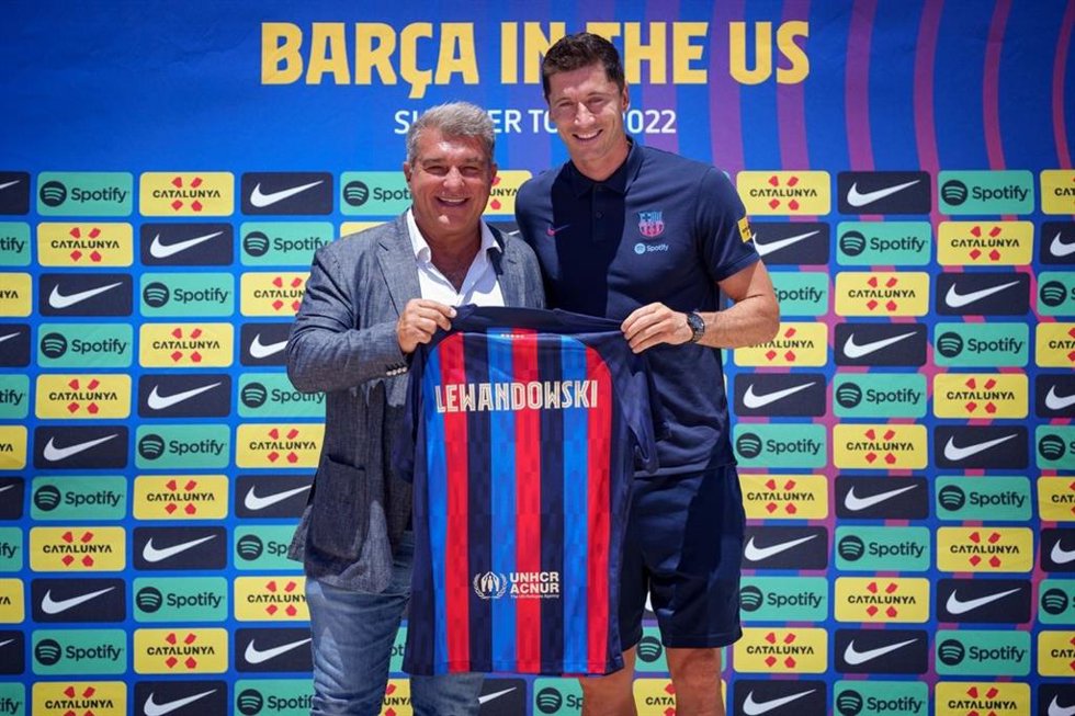 Robert Lewandowski y Joan Laporta durante la presentación del jugador durante la pretemporada en los Estados Unidos
