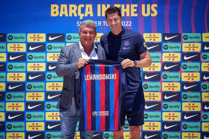 HANDOUT - 20 July 2022, US, Florida: Polish footballer Robert Lewandowski (R) and Barcelona President Joan Laporta hold up the club jersey during a press conference to present Lewandowski as the new player for the team. Photo: ---/FC Barcelona/dpa - ATE