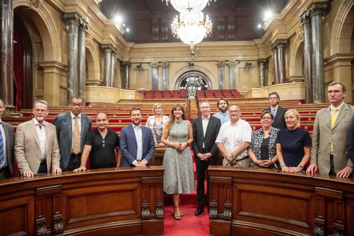 (E-D) L'exconsellera de Salut de la Generalitat i actual vicepresidenta primera del Parlament, Alba Vergés (5e); la presidenta del Parlament, Laura Borrs (c), i el president del Parlament de l'estat federat de Berlín, Dennis Buchner (7d)