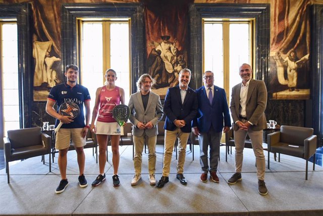 Foto de familia tras el acuerdo firmado por el Ayuntamiento de Barcelona y WPT para la organización del Estrella Damm Master Final
