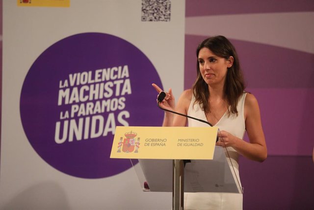 Archivo - La ministra de Igualdad, Irene Montero, con el distintivo del Punto Violeta.