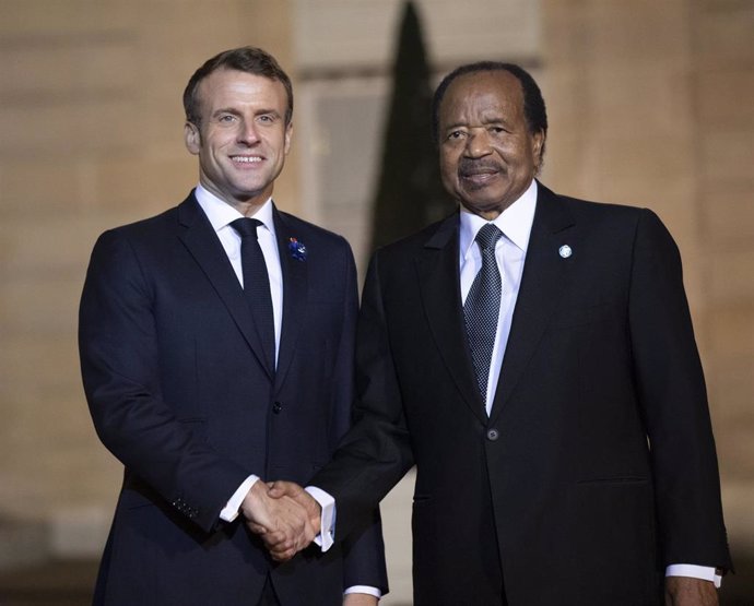 Archivo - El presidente de Francia, Emmanuel Macron, junto con su homólogo camerunés, Paul Biya