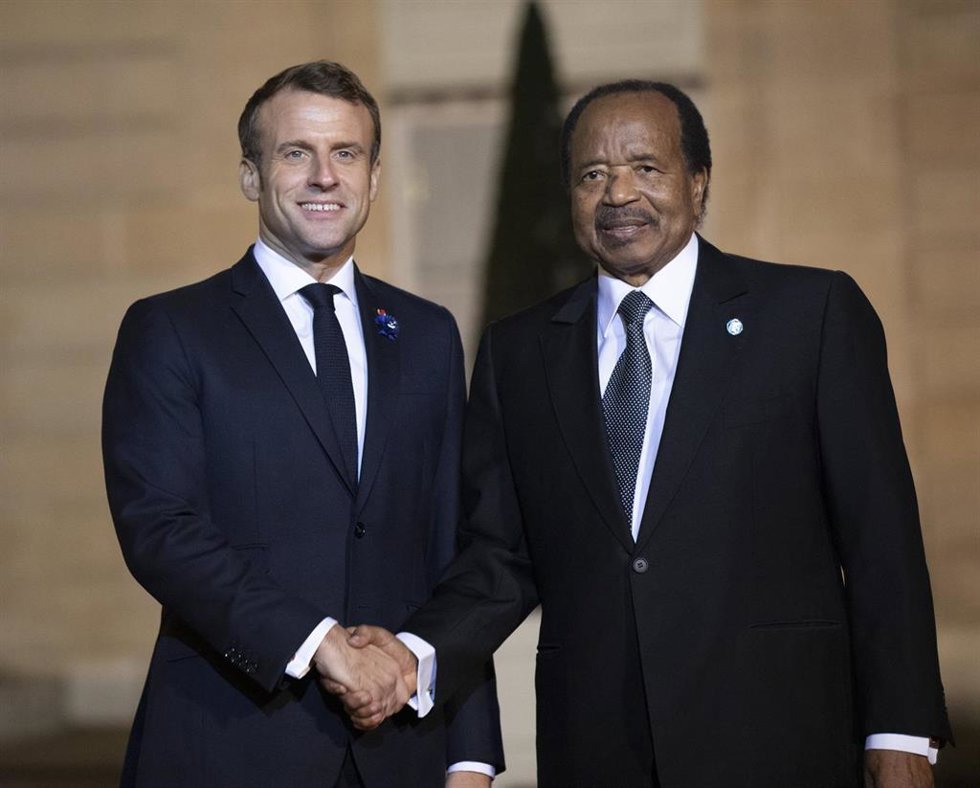 Archivo - El presidente de Francia, Emmanuel Macron, junto con su homólogo camerunés, Paul Biya