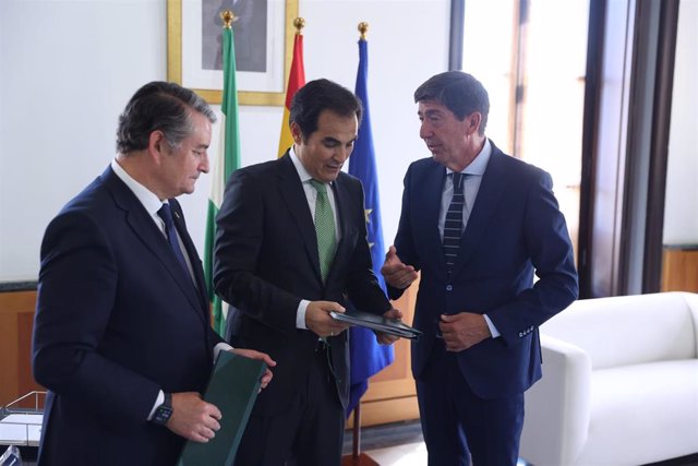 El nuevo consejero de Justicia, Administración Local y Función Pública, José Antonio Nieto, recibe la cartera del exvicepresidente de la Junta, Juan Marín