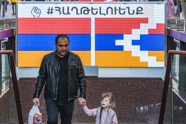 Bandera de Armenia en la capital del país, Ereván