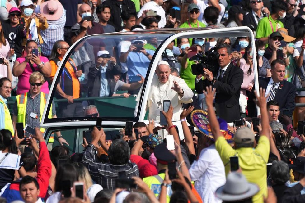 26 July 2022, Canada, Edmonton: Pope Francis arrives via the popemobile at the Commonwealth Stadium in Edmonton to take part in a public mass. Photo: Nathan Denette/Canadian Press via ZUMA Press/dpa