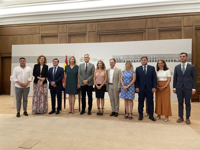 La consejera de Medio Ambiente, Vivienda y Agricultura, Paloma Martín, en la firma de convenios con ayuntamientos para inversiones en diferentes municipios.