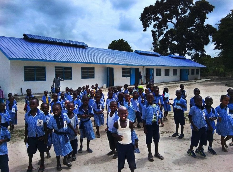 Colegio en Basori (Gambia) construido por Playing, la ONG del deporte