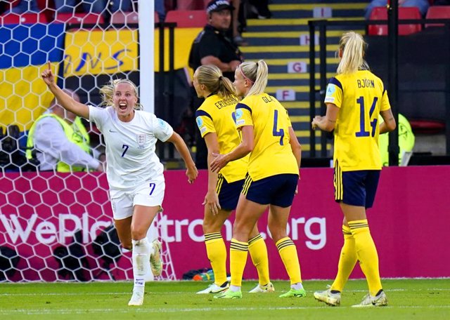 26 July 2022, United Kingdom, Sheffield: England's Beth Mead (L) celebrates scoring her side's frist goal during the UEFA Women's EURO England 2022 semi-final soccer match between England and Sweden at Bramall Lane. Photo: Danny Lawson/PA Wire/dpa