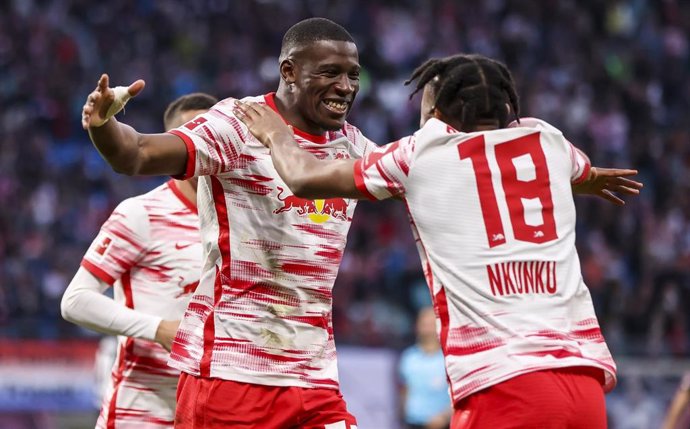 Archivo - Nordi Mukiele celebra un gol del Leipzig con Christophe Nkunku