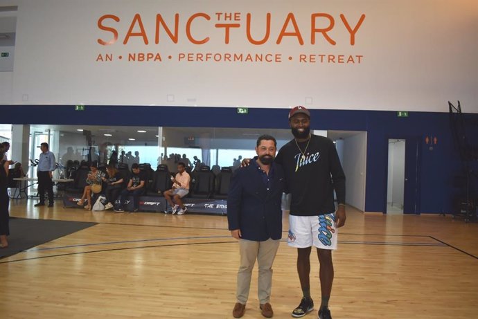 José María Arrabal junto a Jaylen Brown