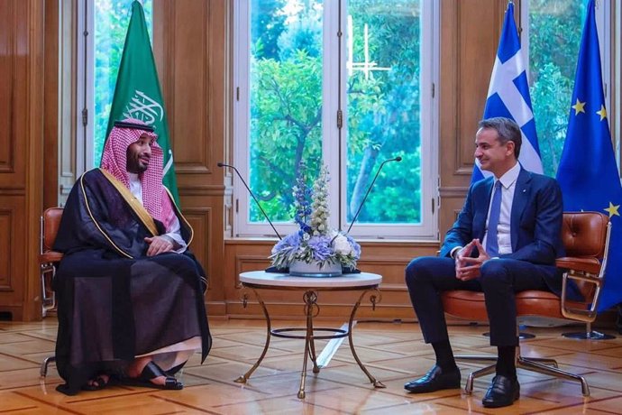 El príncipe heredero de Arabia Saudí, Mohamed bin Salmán, se reúne con el primer ministro griego, Kyriakos Mitsotakis, en Atenas