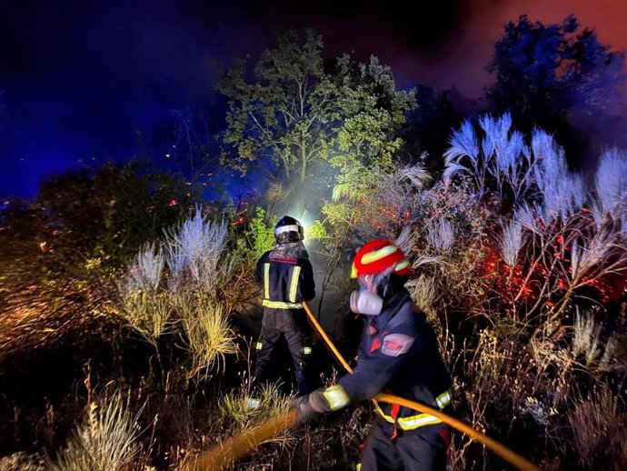 Bomberos de la Comunidad de Madrid trabajan en la extinción de un incendio en el término municipal de El Vellón