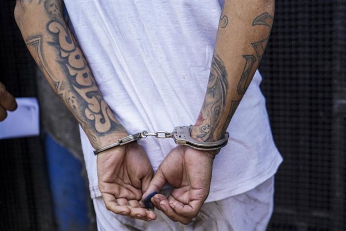 Archivo - Pandillero detenido en El Salvador