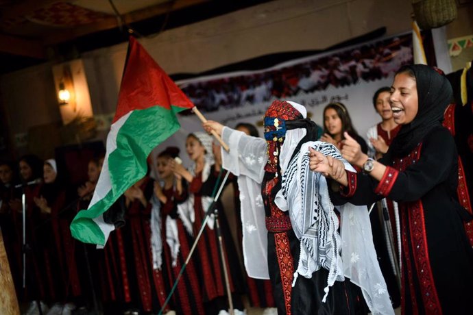  Los palestinos celebran el "Día del Traje Tradicional" en Khan Yunis, en el sur de la Franja de Gaza.