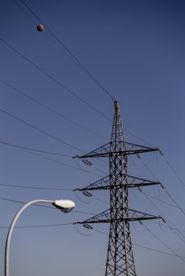 Archivo - Una torre eléctrica en Madrid