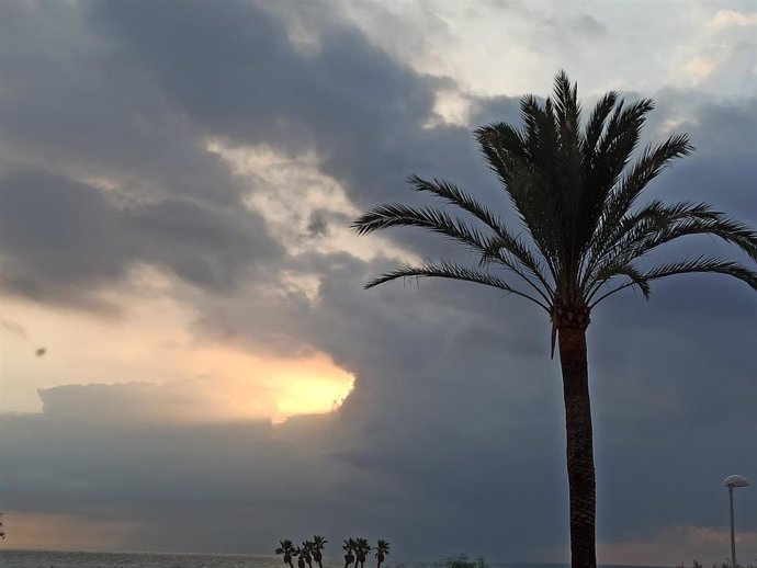 Amanecer con cielos nubosos en una playa de la Comunitat