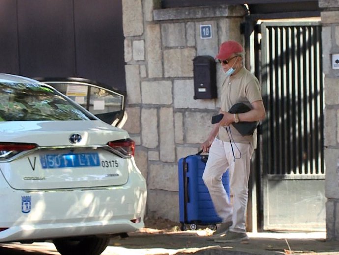 José Ortega Cano, saliendo de su casa con una maleta