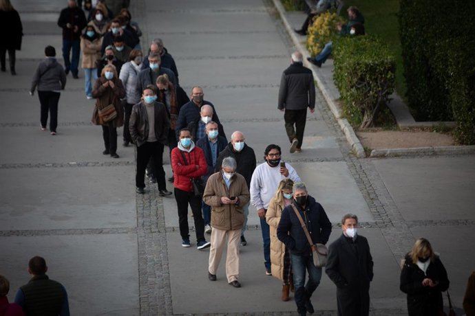 Archivo - Un grupo de personas esperan a recibir la tercera dosis de la vacuna contra el Covid-19, en la Fira de Barcelona, a 15 de diciembre de 2021, en Barcelona, Catalunya (España). La Conselleria de Salut de Cataluña hace un llamamiento a que los ma