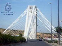 Agentes de la Policía Nacional salvan la vida de un joven que pretendía arrojarse desde el 'cuarto puente' de Logroño